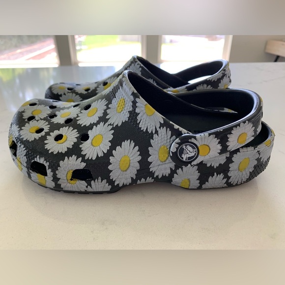Daisy Floral Print Crocs / Size 6 - Picture 2 of 5